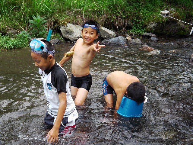 夏のキャンプで川遊び
